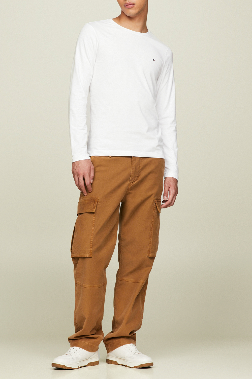 תמונת כל הלוק של חולצת טי עם שרוולים ארוכים